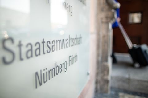 Die Staatsanwaltschaft wirft fünf Beschuldigten Volksverhetzung und einem das Zeigen eines Hitlergrußes vor. (Archivbild) Foto: