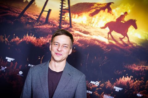 Tom Wlaschiha spielt in der ARD-Serie "Schwarzes Gold" den gierigen Großbauern Wilhelm Pape. Er selbst sei privat aber nett und