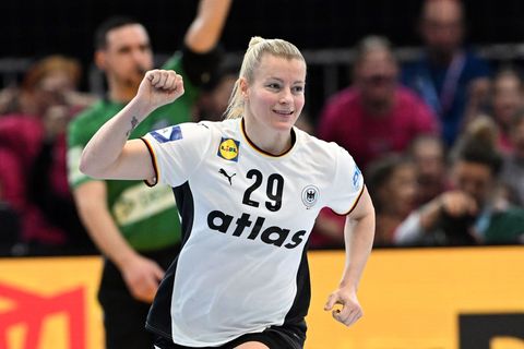 Antje Döll führt die deutschen Handballerinnen erstmals bei einer WM als Kapitänin aufs Feld. (Archivbild) Foto: Federico Gambar