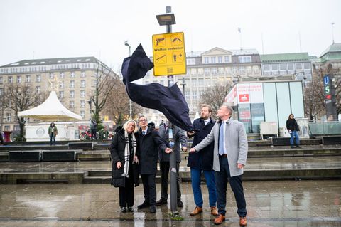 Seit Einführung des Waffenverbots im Hamburger Nahverkehr sind rund 30.000 Menschen kontrolliert worden. (Archivbild) Foto: Dani