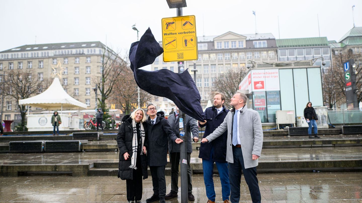 Seit Einführung des Waffenverbots im Hamburger Nahverkehr sind rund 30.000 Menschen kontrolliert worden. (Archivbild) Foto: Dani