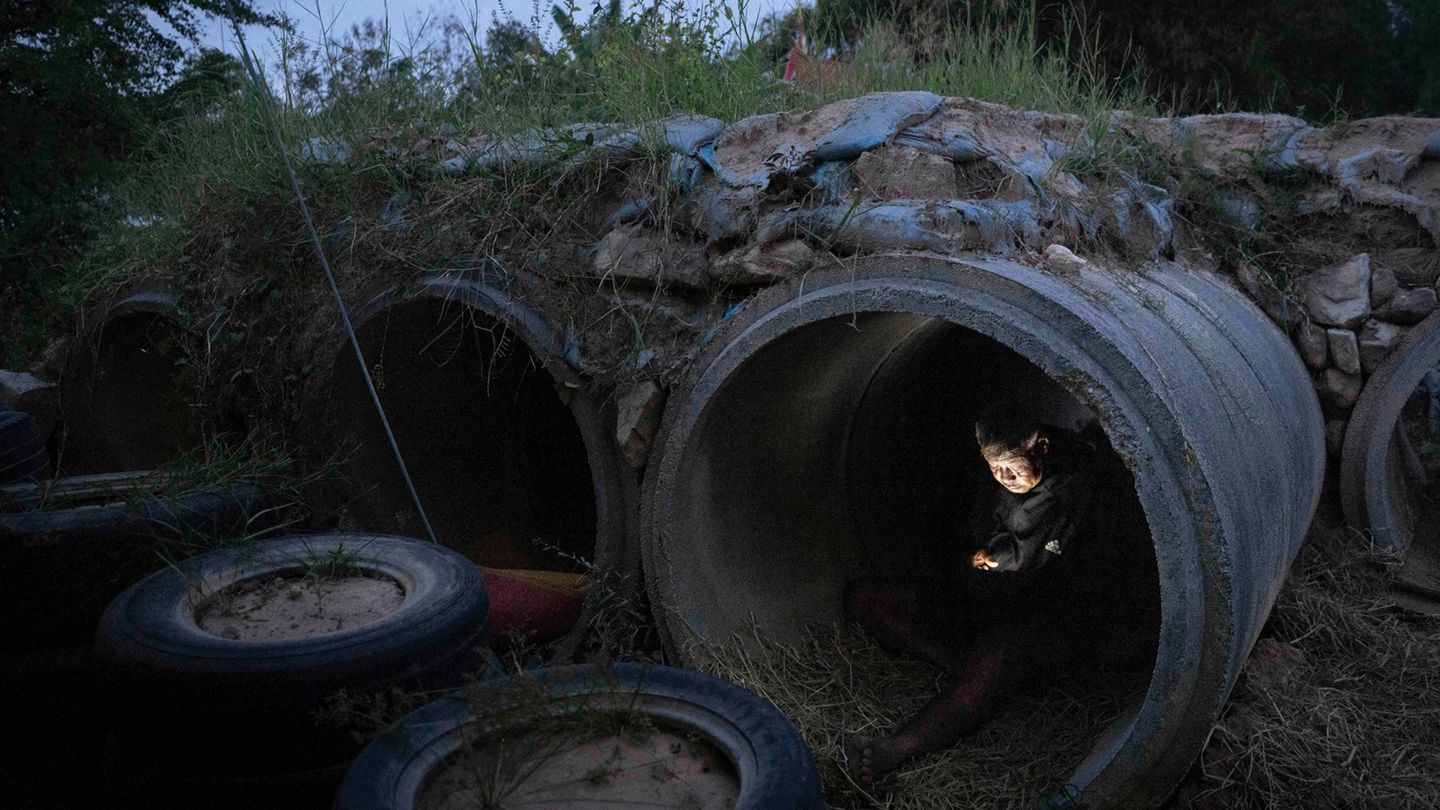 Buriram, Thailand. Der Grenzkonflikt zwischen Thailand und Kambodscha ist mal wieder eskaliert (der stern berichtete). Dieser thailändische Einwohner ist vor den Zusammenstößen geflohen und versteckt sich. Wen er wohl auf seinem Mobiltelefon kontaktiert?