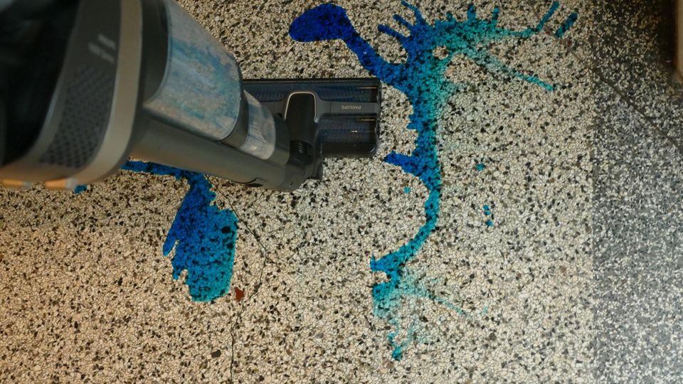 Nass-Trockensauger Test: Philips AquaTrio 9000 blaues Wasser