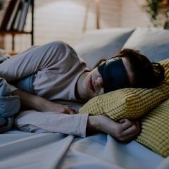 Eine schlafende Frau mit Schlafmaske