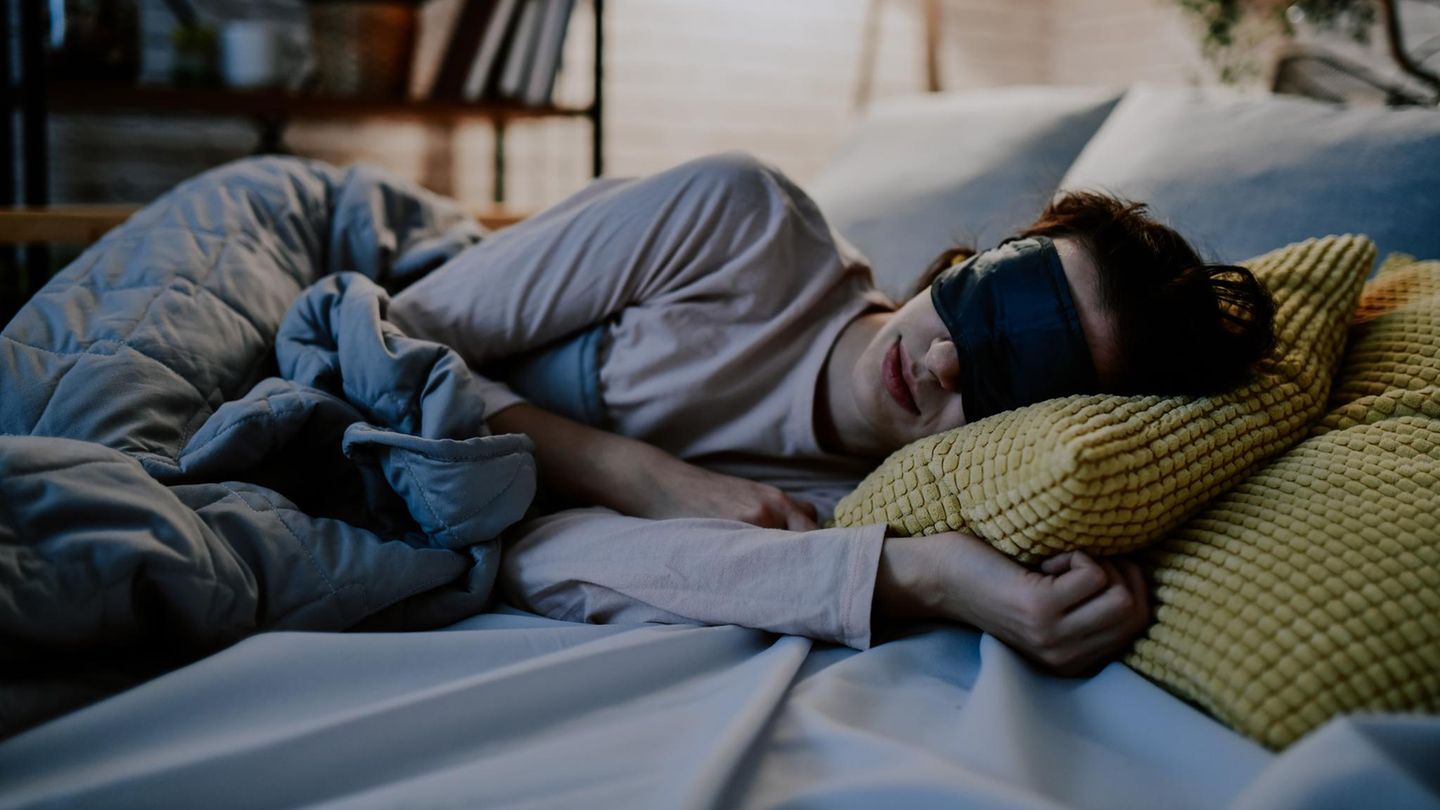 Eine schlafende Frau mit Schlafmaske