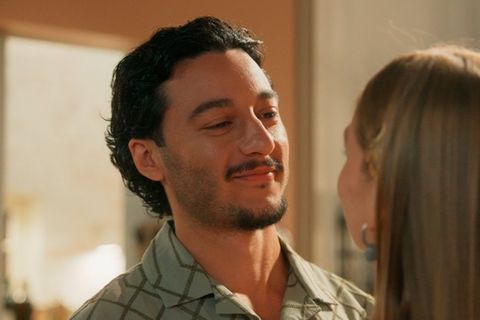 "Rote Rosen": Durch eine anonyme Spende scheint Elyas' (l.) und Bellas Auswanderungs-Plan gerettet.