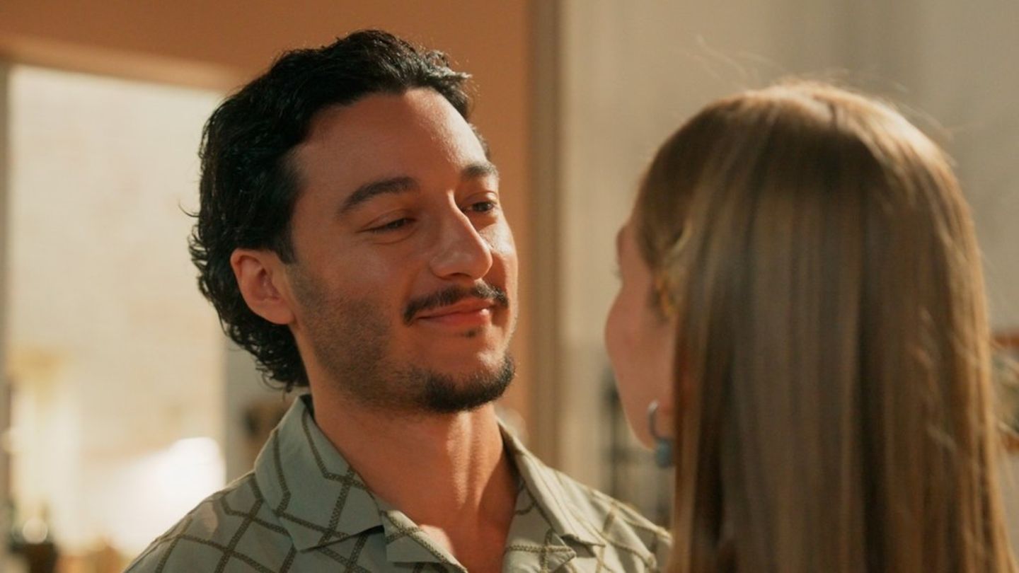 "Rote Rosen": Durch eine anonyme Spende scheint Elyas' (l.) und Bellas Auswanderungs-Plan gerettet.