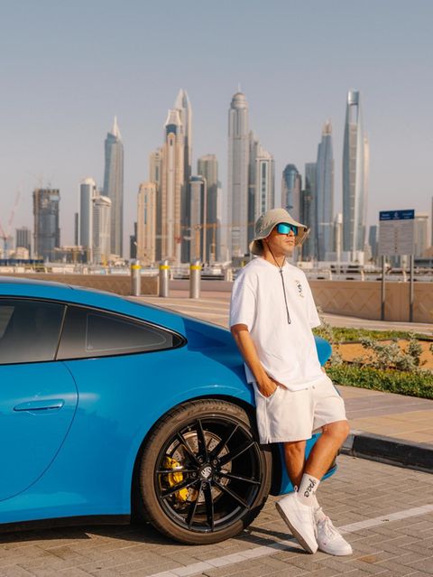 Ein Mann posed vor seinem Auto