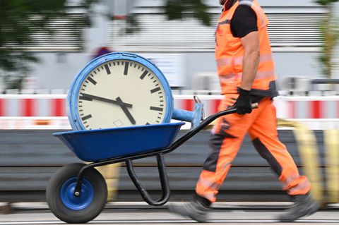 Immer wieder wird über die Arbeitszeit und auch die Abschaffung von Arbeitstagen diskutiert. (Symbolbild) Foto: Arne Dedert/dpa/