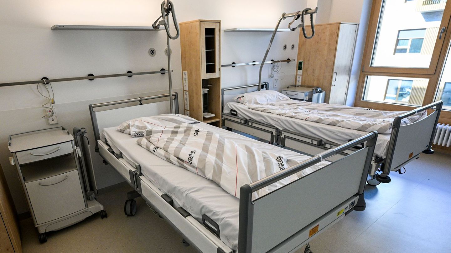 Niedersachsens Kliniken halten laut Minister Andreas Philippi derzeit Tausende Betten zu viel vor. (Archivbild) Foto: Jens Kalae
