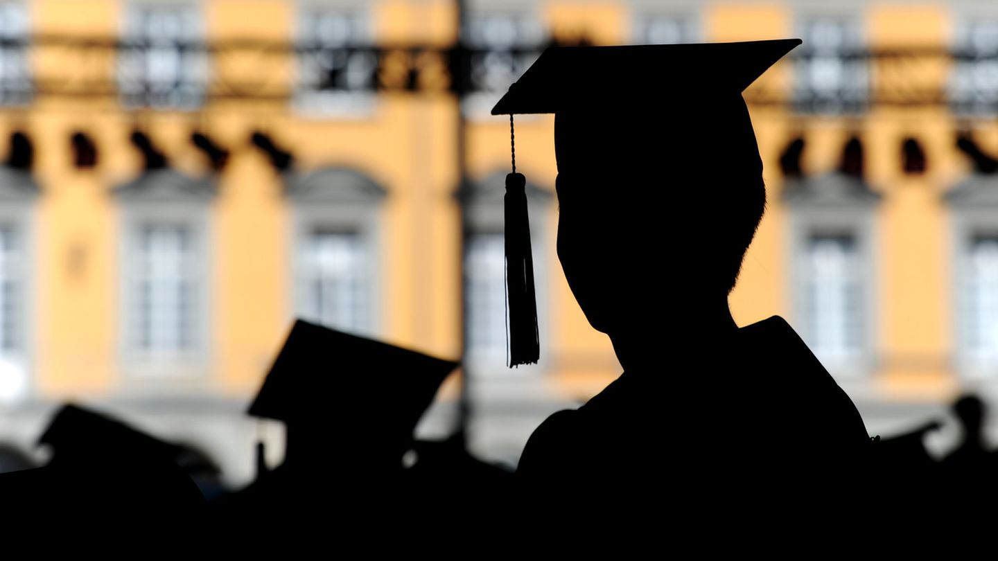 Frauen starten häufiger ein Studium als Männer, doch auf dem Weg zur Professur sinkt ihr Anteil deutlich. (Symbolbild) Foto: Jul