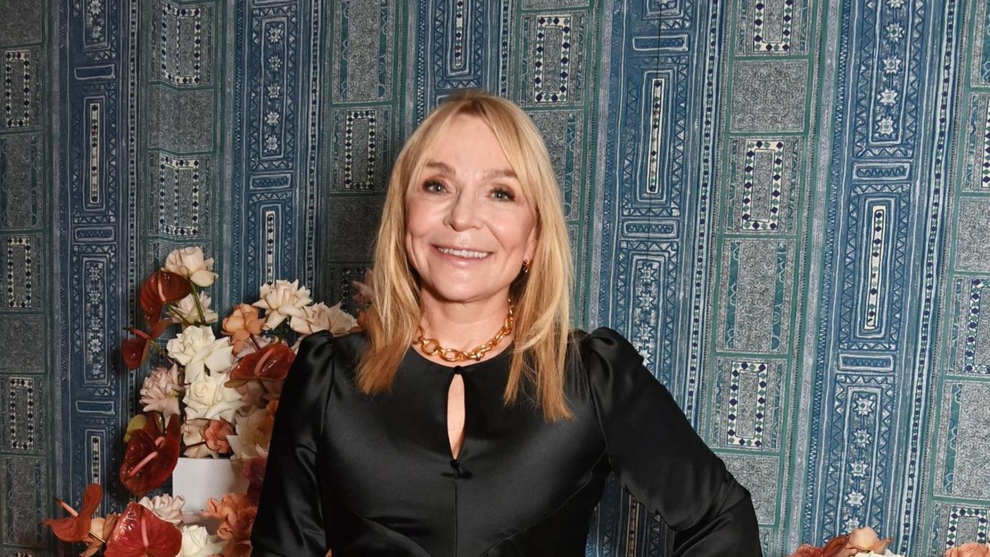 Helen Fielding im schwarzen Abendkleid