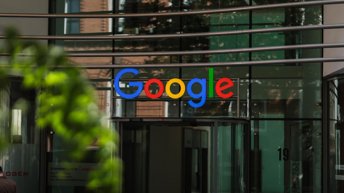 Das Google-Logo vor dem Firmensitz in Hamburg (Archivbild)