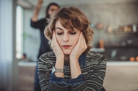 Toxische Beziehungen: Frau wird von ihrem Mann angeschrien