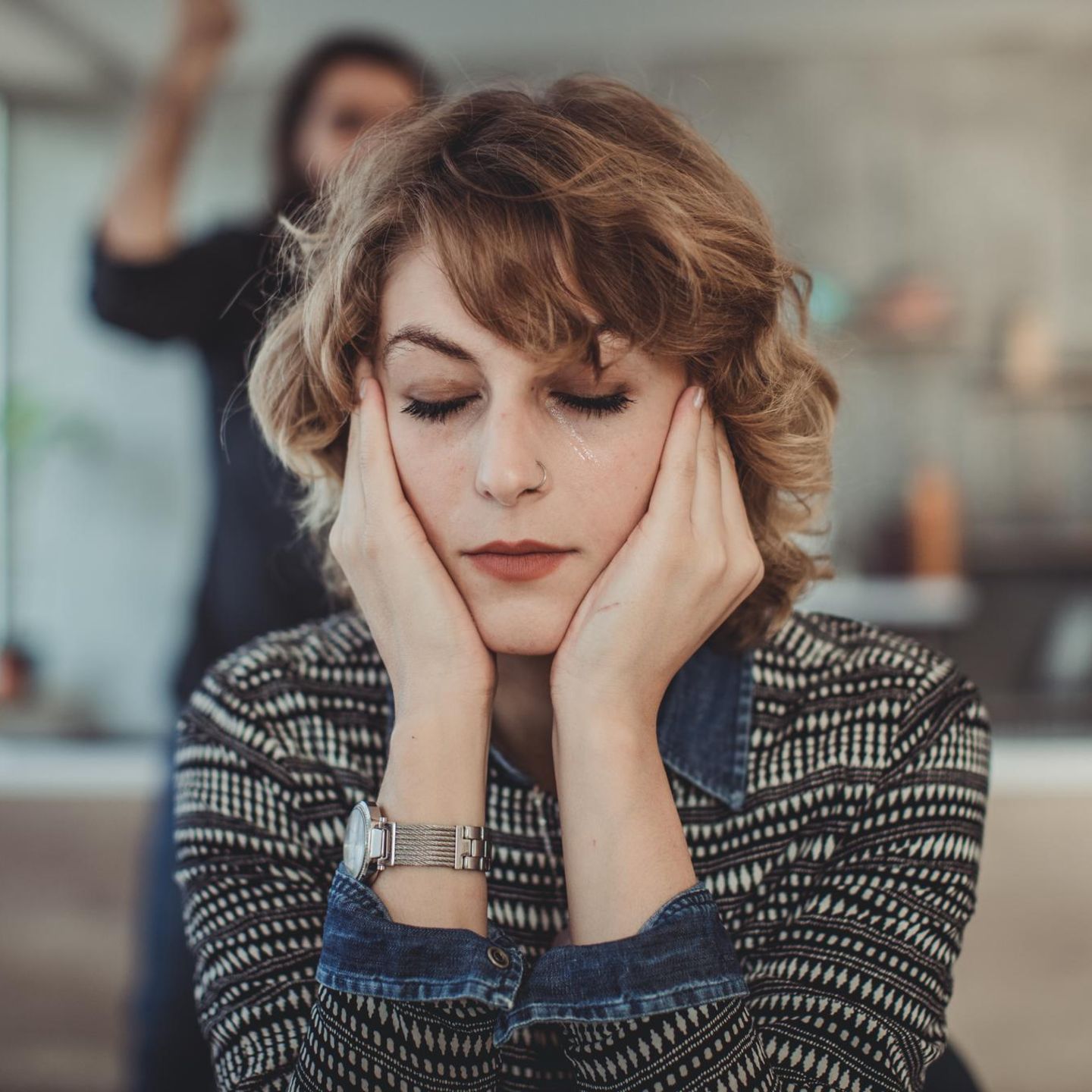 Toxische Beziehungen: Frau wird von ihrem Mann angeschrien