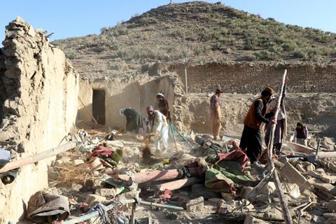 Anwohner in zerstörtem Haus im afghanischen Chost