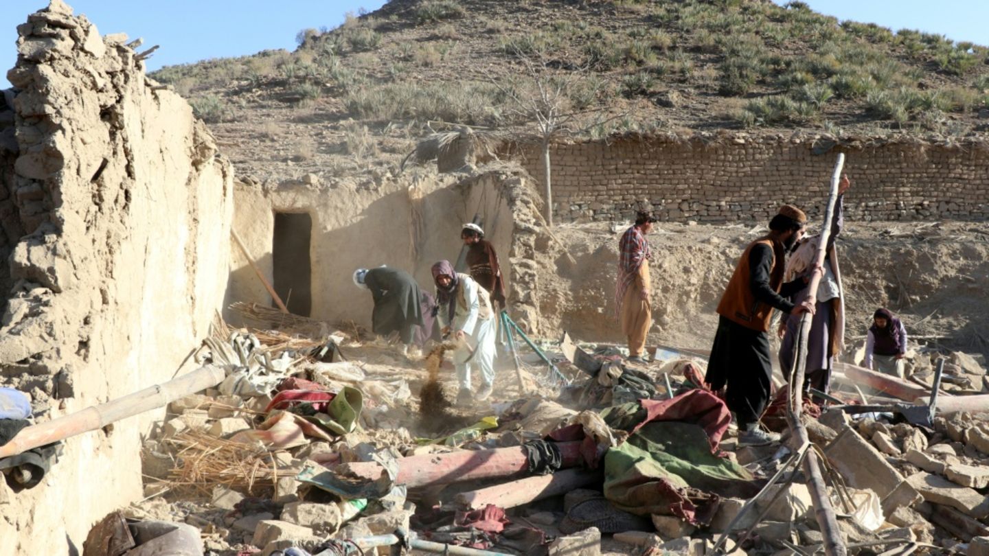 Anwohner in zerstörtem Haus im afghanischen Chost