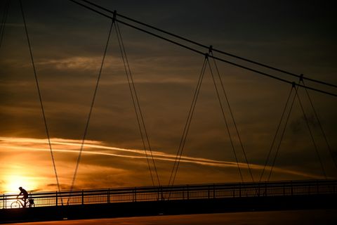 Fahrradfahrer auf Brücke in Frankfurt