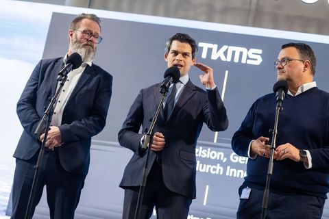 Der maritime Beauftragte der Bundesregierung, Christoph Ploß (Mitte) spricht in Kiel mit Wirtschaftsminister Claus Ruhe Madsen (
