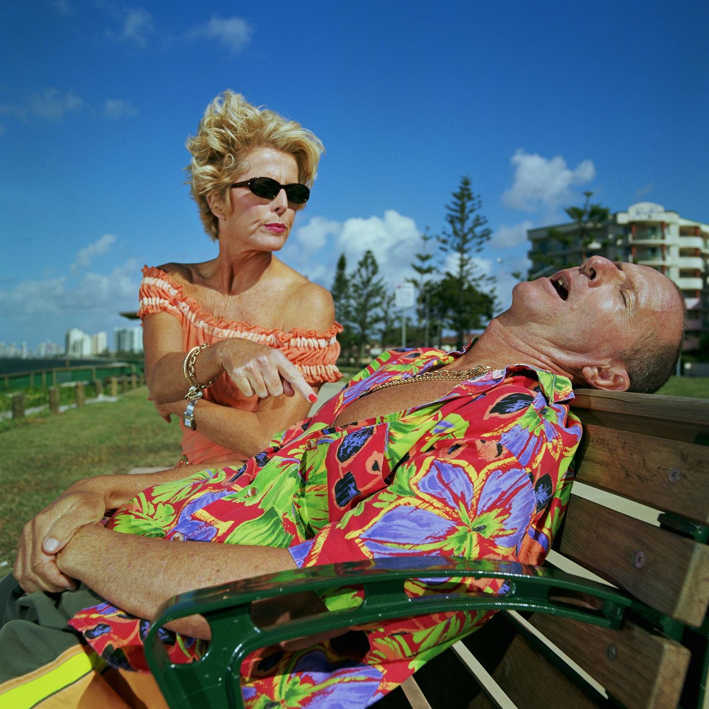 Eine Frau tippt ihren schlafenden Mann an