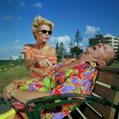 Eine Frau tippt ihren schlafenden Mann an