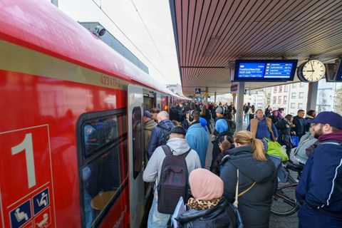 Der S-Bahnverkehr ist gestört. Foto: Andreas Arnold/dpa