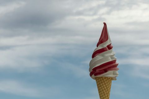 Eisstatue an Strand von Cannes