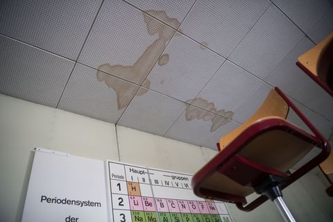 Schulleiterinnen und Schulleiter in Baden-Württemberg sehen einer Umfrage zufolge mehrheitlich Sanierungsbedarf an ihren Schulen