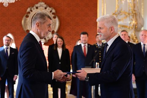 Der tschechische Präsident Petr Pavel (r) ernennt Andrej Babis zum neuen Ministerpräsidenten. Foto: Kamaryt Michal/CTK/dpa