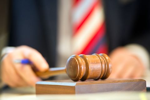 Zwei Plattenbauten bei Auktionen für 899.000 Euro verkauft. (Symbolbild) Foto: Daniel Naupold/dpa