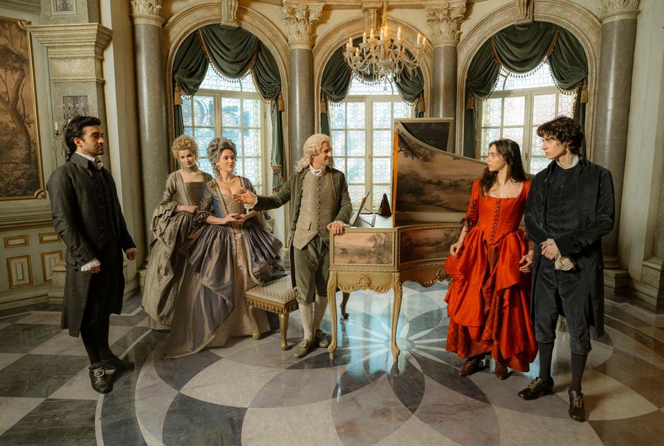 Der Cast von der neuen ARD Mozart Serie am Set