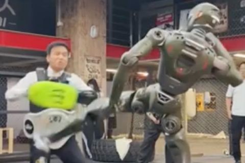 KI oder echt? Humanoider Roboter streckt Firmenchef zu Boden