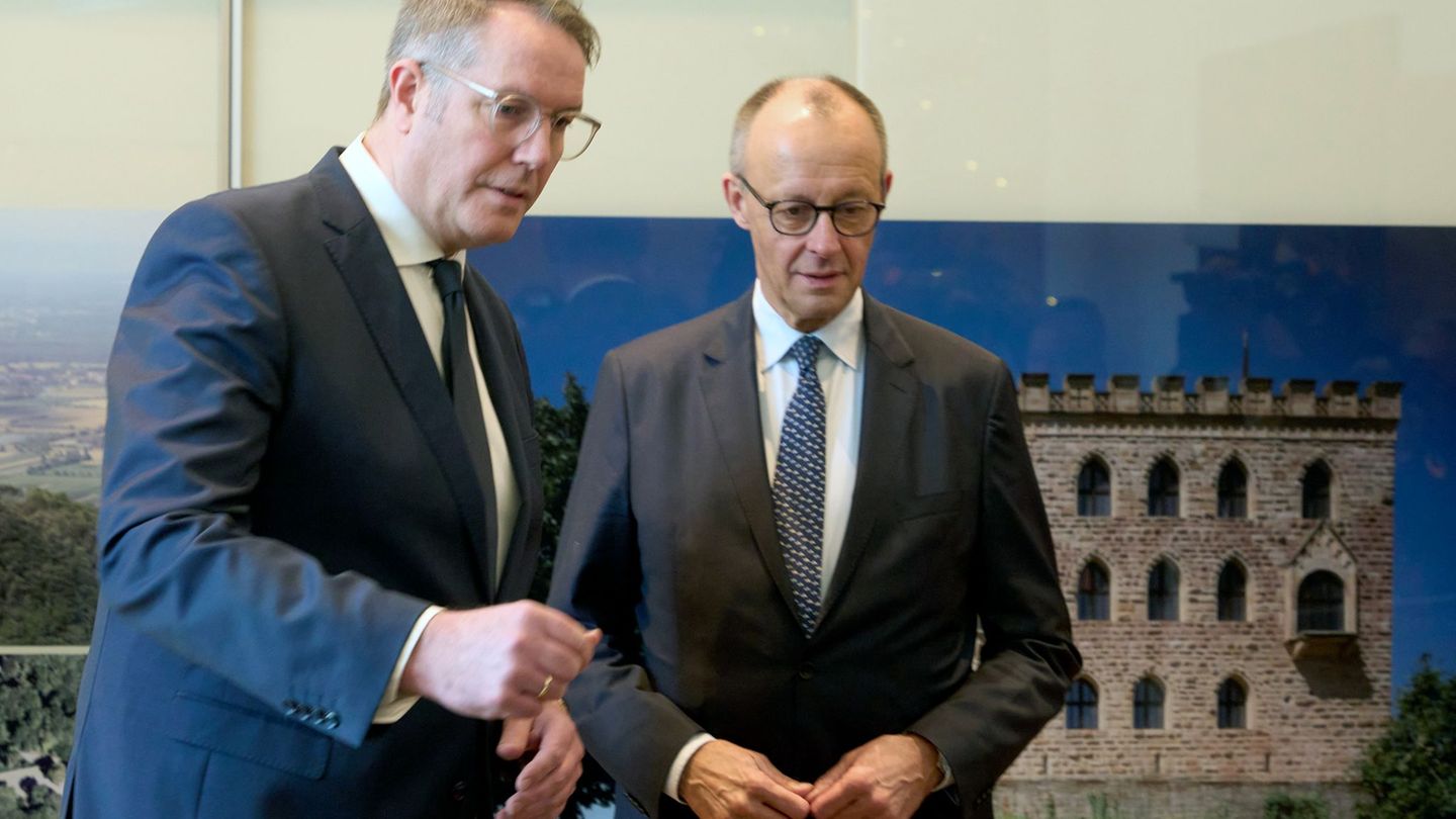 Der rheinland-pfälzische Ministerpräsident Alexander Schweitzer (l, SPD) empfängt Bundeskanzler Friedrich Merz (CDU) zum Antritt