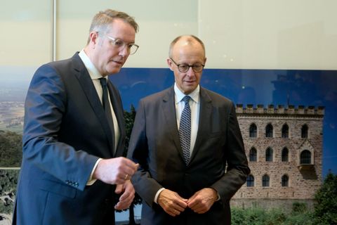 Der rheinland-pfälzische Ministerpräsident Alexander Schweitzer (l, SPD) empfängt Bundeskanzler Friedrich Merz (CDU) zum Antritt