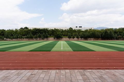 Auf dem Rasenplatz ihrer Schule machten die Schüler das verstörende Hakenkreuz-Foto (Symbolbild)