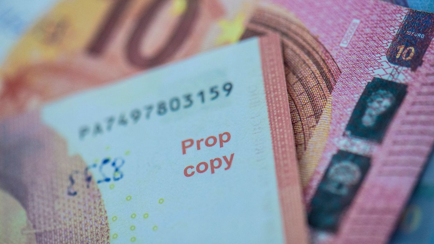 Die beiden Verdächtigen sollen nach bisherigem Ermittlungsstand mehr als 300.000 Euro Falschgeld hergestellt und in den Umlauf g