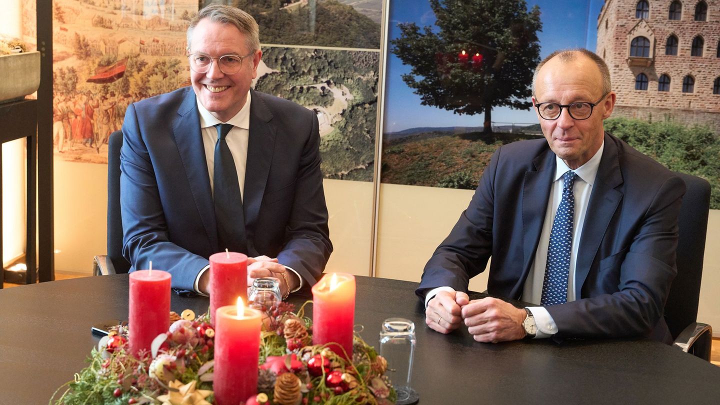 Bundeskanzler Friedrich Merz (CDU) wird vom rheinland-pfälzischen Ministerpräsidenten Alexander Schweitzer (SPD) empfangen. Foto