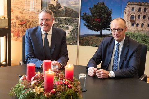 Bundeskanzler Friedrich Merz (CDU) wird vom rheinland-pfälzischen Ministerpräsidenten Alexander Schweitzer (SPD) empfangen. Foto