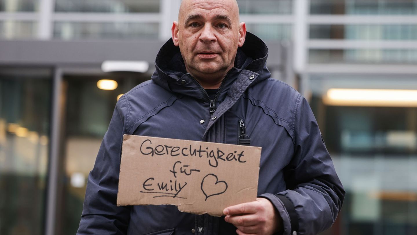 Emilys Vater Kay Schierwagen hielt eine Mahnwache vor dem NRW-Schulministerium ab. Foto: Oliver Berg/dpa