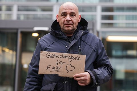 Emilys Vater Kay Schierwagen hielt eine Mahnwache vor dem NRW-Schulministerium ab. Foto: Oliver Berg/dpa