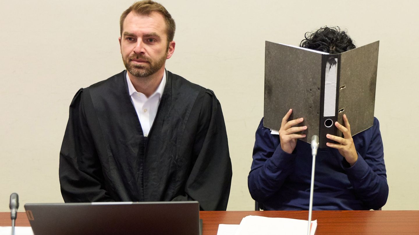 Der Angeklagte wird wegen Beihilfe zum Handel mit 48 Kilo Kokain zu drei Jahren Haft verurteilt. Foto: Georg Wendt/dpa