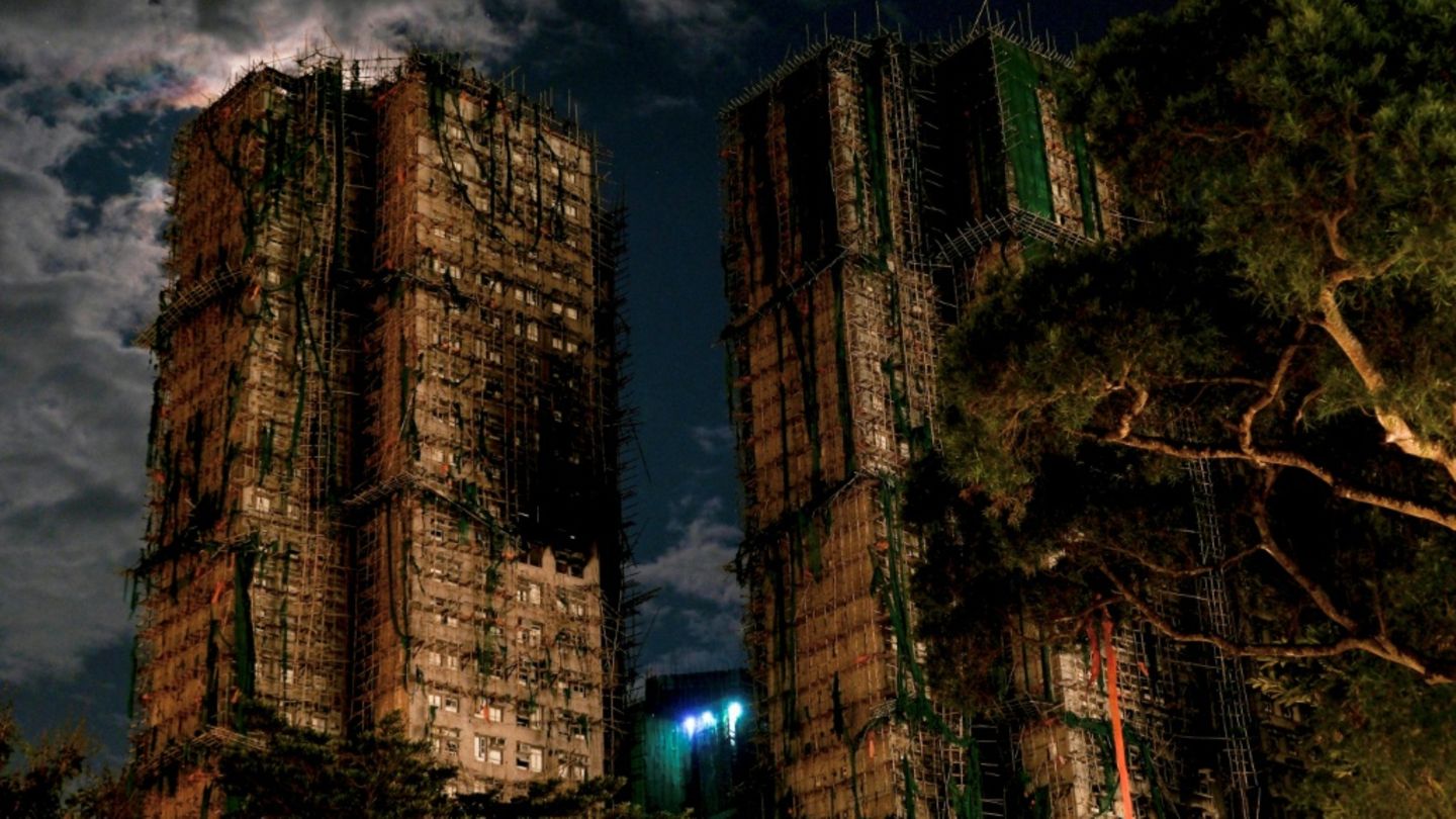 Wohnkomplex Wang Fuk Court nach dem Großbrand