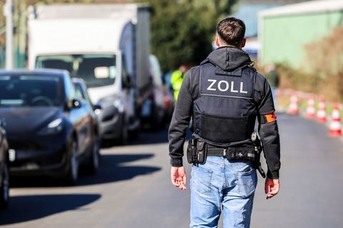 Nach der Entdeckung einer illegalen Zigarettenfabrik in Düsseldorf hat der Prozess begonnen. Foto: Christoph Reichwein/dpa