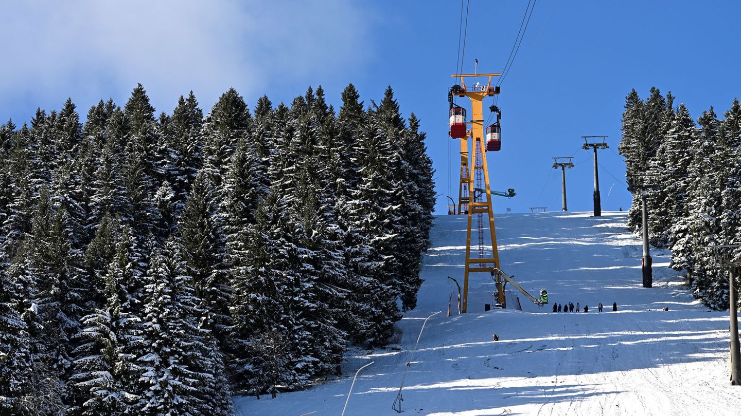Der angekündigte Winter-Saisonstart in Oberwiesenthal an diesem Wochenende fällt aus. (Archivbild) Foto: Jennifer Brückner/dpa
