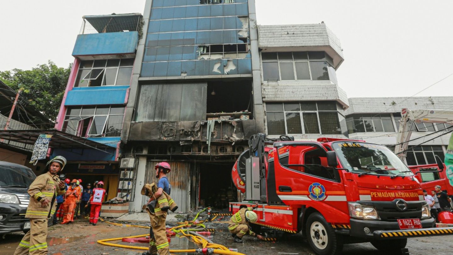 Das von dem Brand beschädigte Gebäude in Jakarta