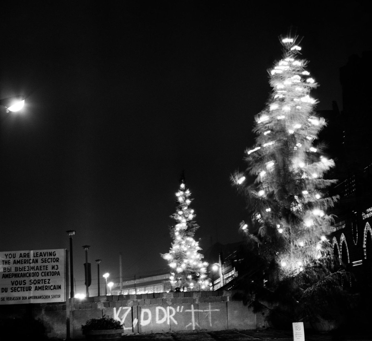 Kurz vor Weihnachten 1962 entsteht an der Oberbaumbrücke auch dieses Bild 