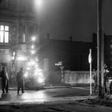 Schon rund einen Monat länger steht damals der Baum am Grenzübergang Friedrichstraße beim Checkpoint Charlie. Mitglieder des Gladbecker Jazz-Clubs haben ihn Mitte November aufgestellt