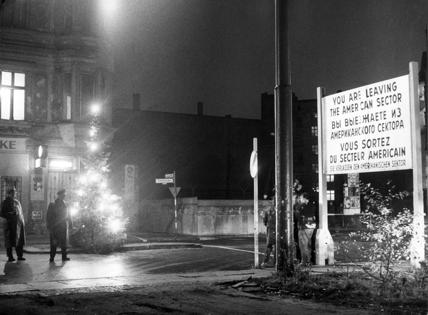 Schon rund einen Monat länger steht damals der Baum am Grenzübergang Friedrichstraße beim Checkpoint Charlie. Mitglieder des Gladbecker Jazz-Clubs haben ihn Mitte November aufgestellt