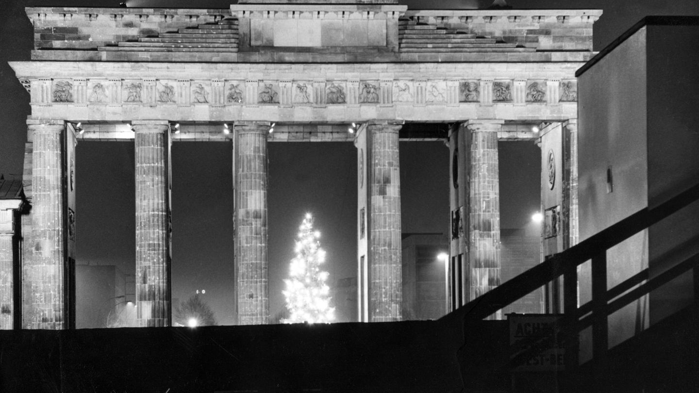 Im selben Jahr stellen auch die DDR-Behörden am Brandenburger Tor einen Baum auf, der bis in den Westen zu sehen ist