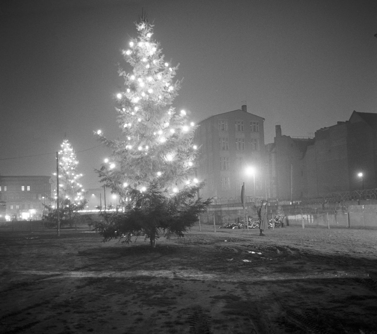 Ein Jahr später leuchten erneut Weihnachstbäume in der Nähe des Checkpoints Charlie gen Osten